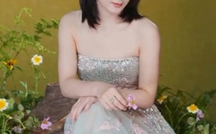 李诞与美女街头亲密互动